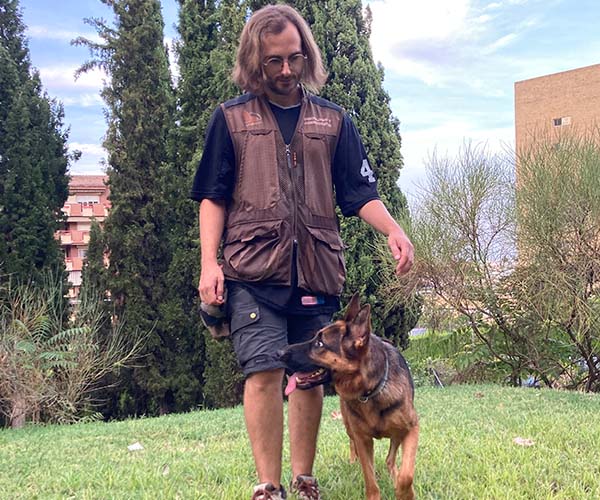 Perro saltando en las instalaciones de Alcanza espazo canino